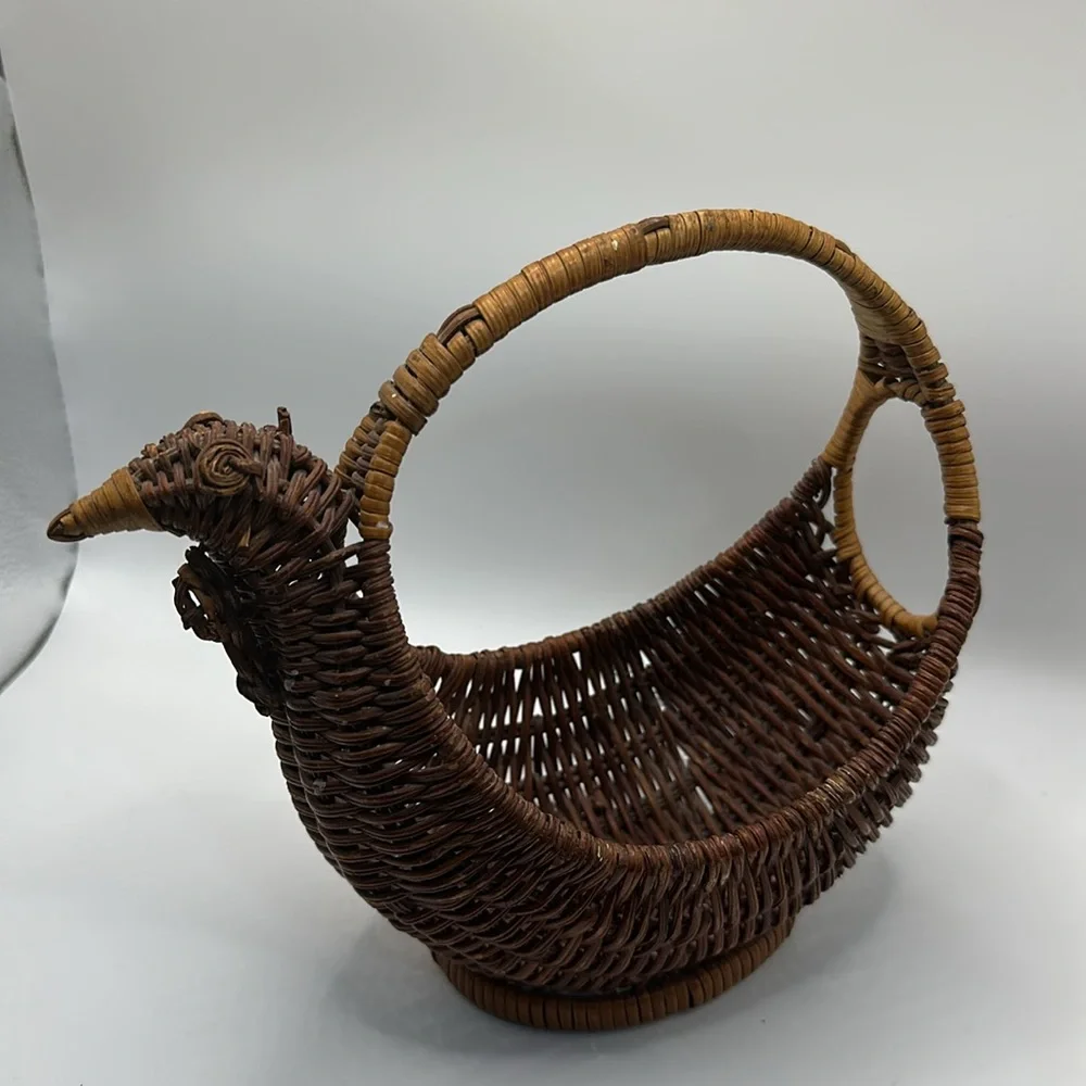 Vintage Rattan Wicker Basket Chicken Rooster Egg Handle Farmhouse 8.5x8.5”